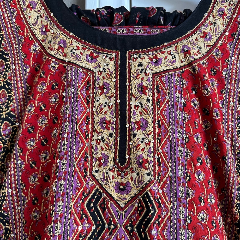 Elegant Red and Black Patterned Dress - Picture 2 of 3